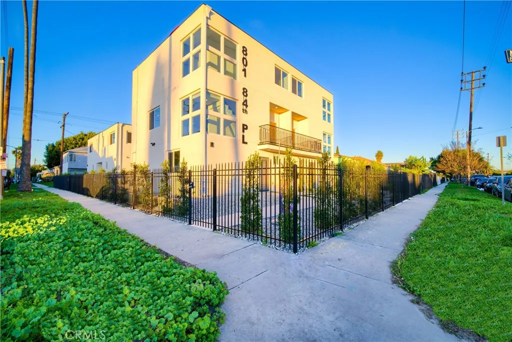 801 E 84th Place, Los Angeles, California 90001 home-pic-36