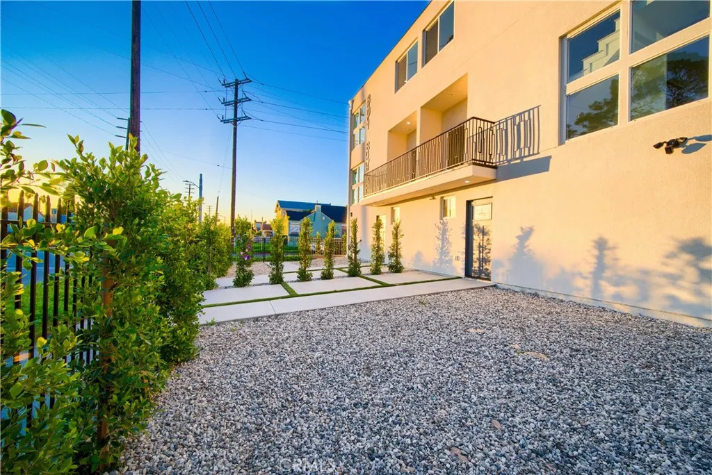 801 E 84th Place, Los Angeles, California 90001 home-pic-4