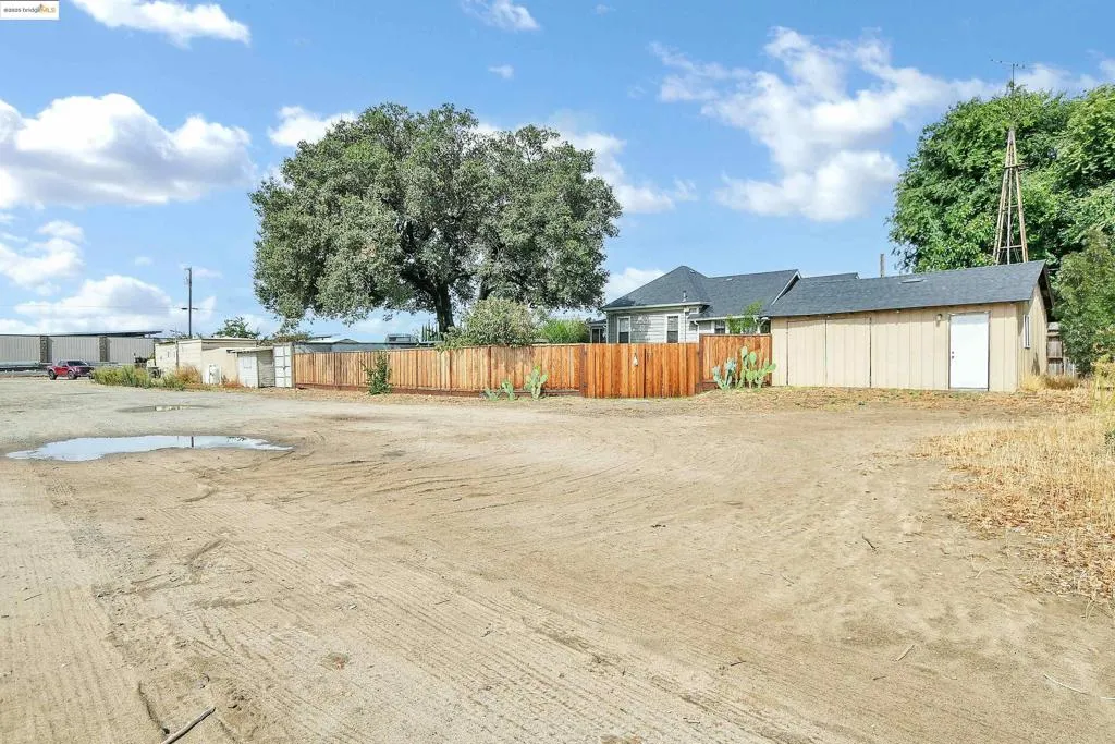 View of yard featuring an outdoor structure