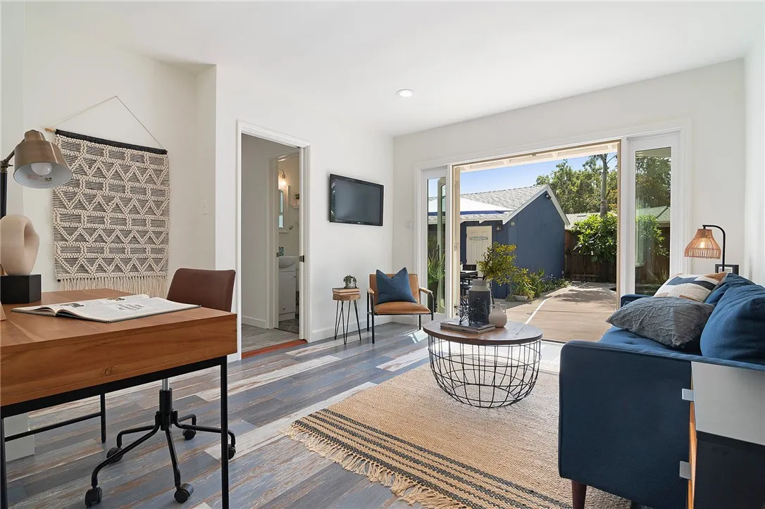 1520 W Riverside Drive W, Burbank, California 91506 home-pic-18