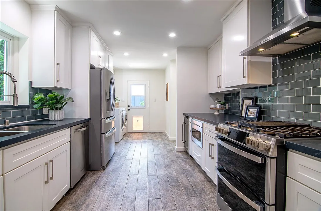 1520 W Riverside Drive W, Burbank, California 91506 home-pic-11