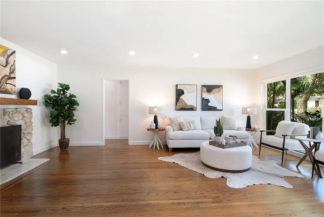 1520 W Riverside Drive W, Burbank, California 91506 home-pic-5