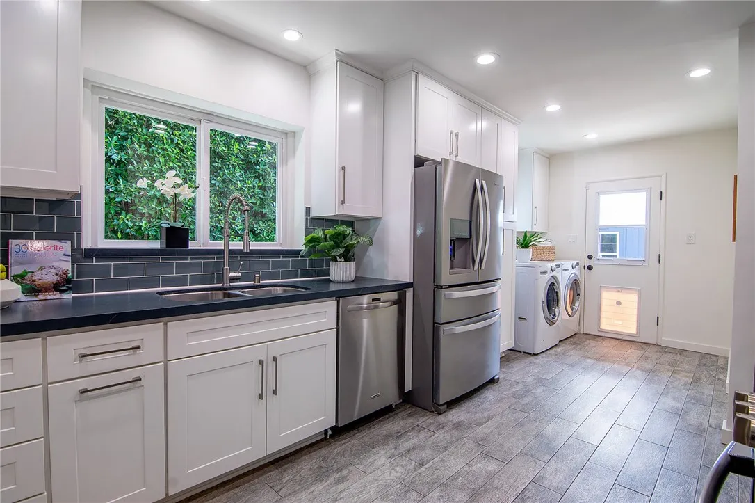 1520 W Riverside Drive W, Burbank, California 91506 home-pic-12