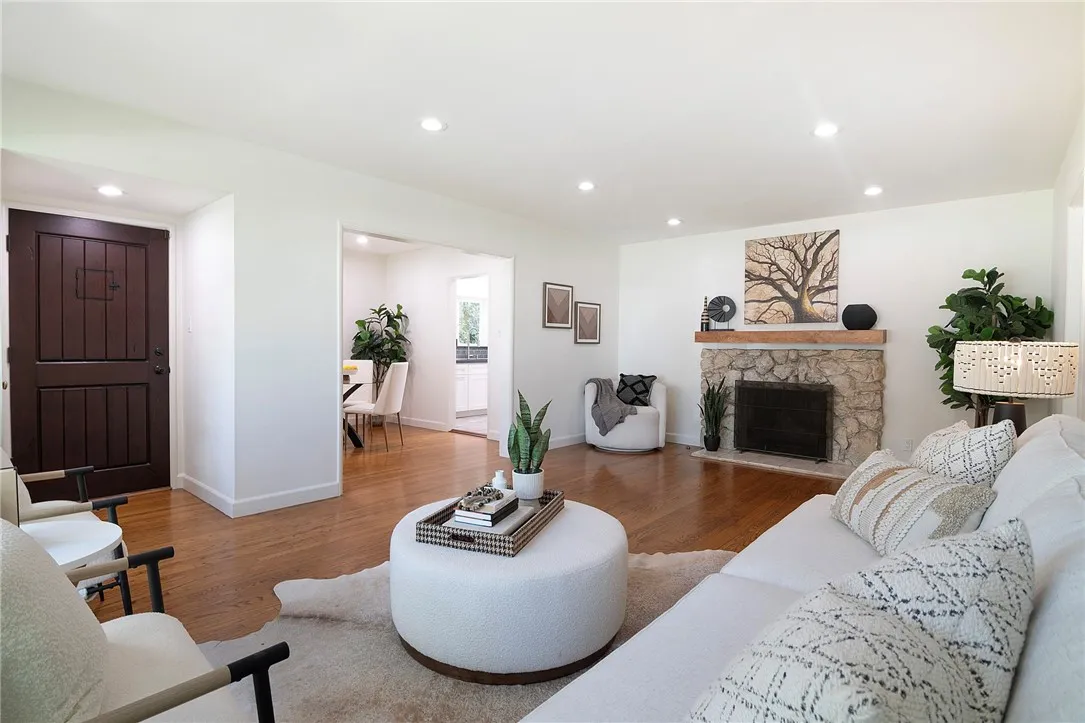 1520 W Riverside Drive W, Burbank, California 91506 home-pic-8