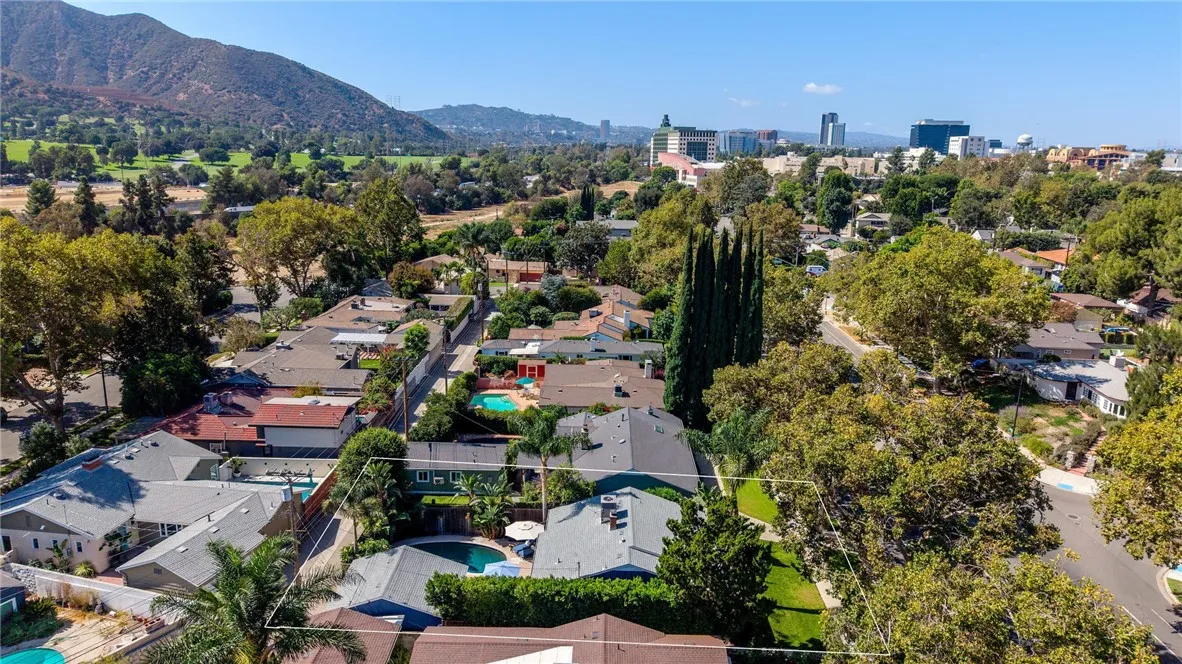 1520 W Riverside Drive W, Burbank, California 91506 home-pic-36