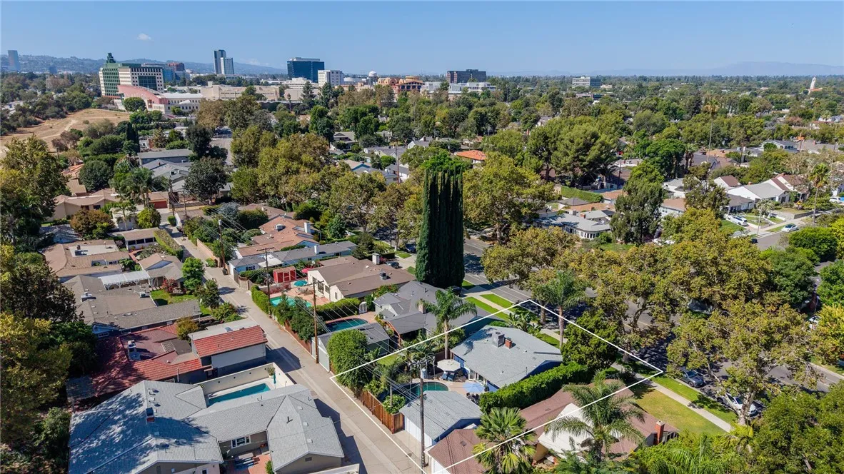 1520 W Riverside Drive W, Burbank, California 91506 home-pic-35
