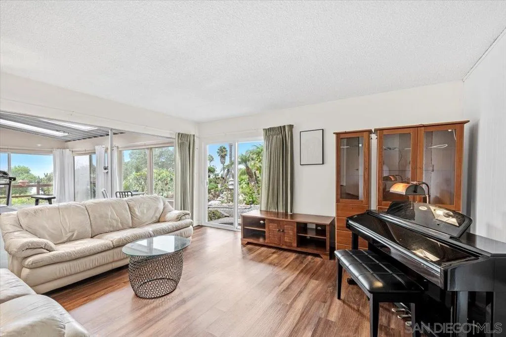7202 Via Capri, La Jolla, California 92037 home-pic-18