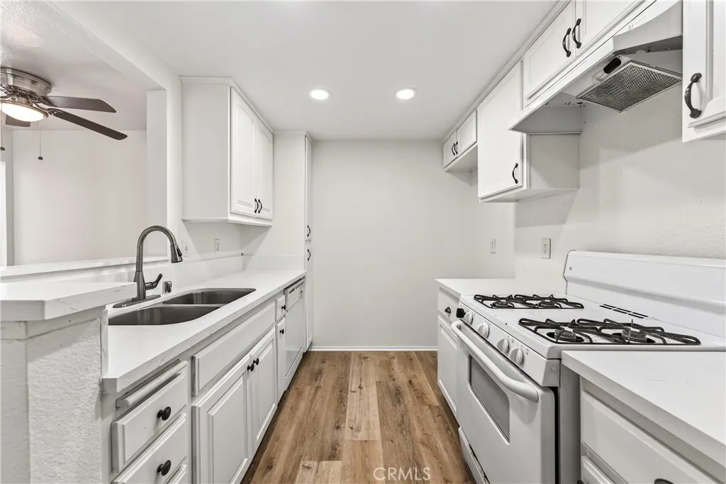 16377 Lakeshore 2c, Lake Elsinore, California 92530 home-pic-4