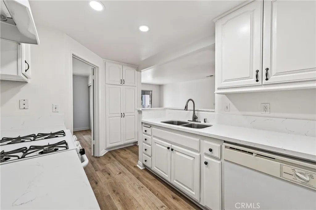 16377 Lakeshore 2c, Lake Elsinore, California 92530 home-pic-3