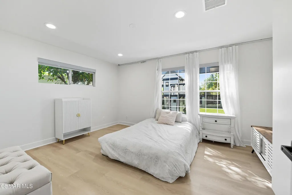 23245 Gonzales Drive, Woodland Hills, California 91367 home-pic-23