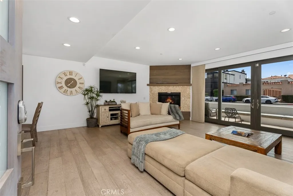 200 E Balboa Boulevard, Newport Beach, California 92661 home-pic-5