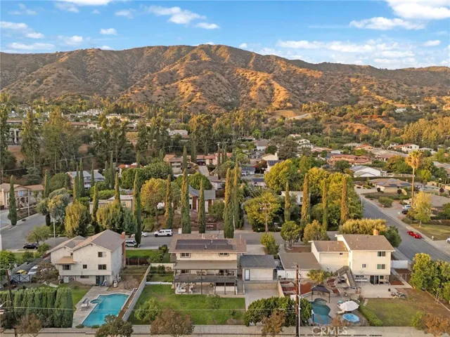 So close to the San Gabriel Mountains and hiking.