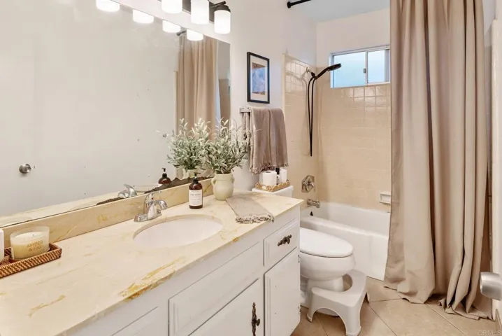 10512 Moon View Way, Escondido, California 92026