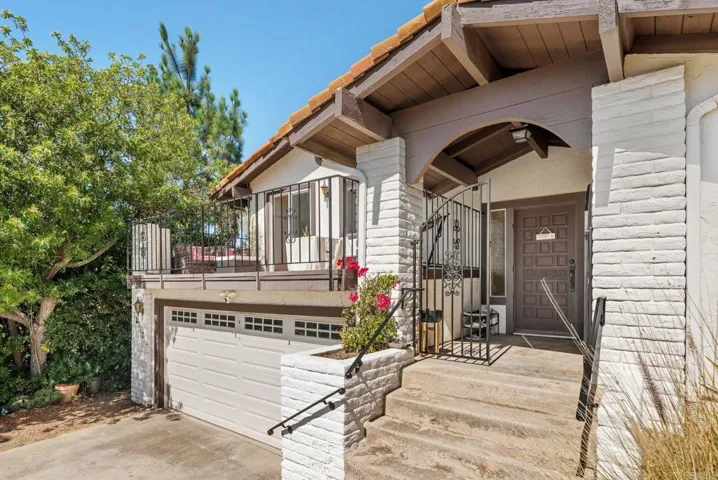 10512 Moon View Way, Escondido, California 92026