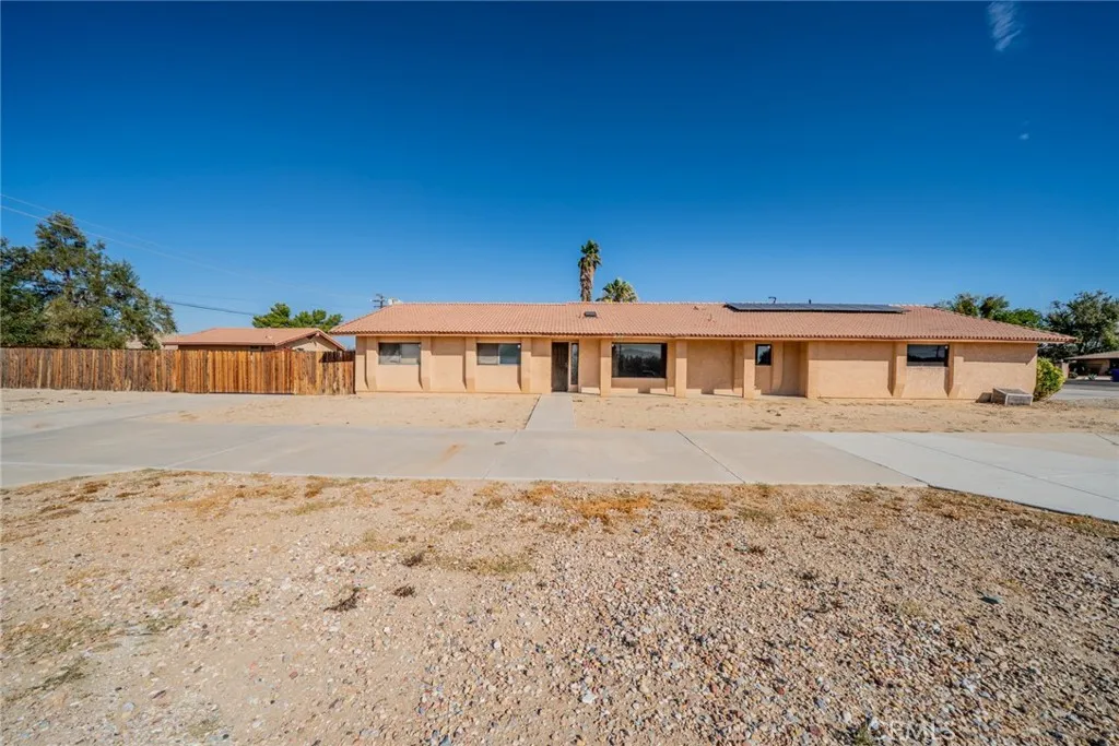 18080 Manitou Road, Apple Valley, California 92307 home-pic-0