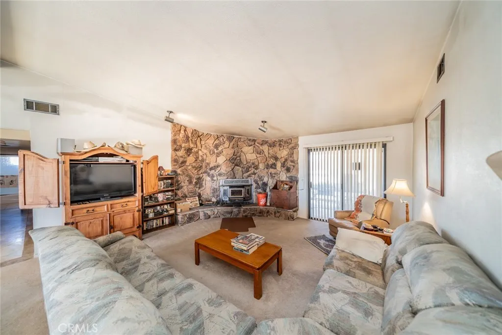 18080 Manitou Road, Apple Valley, California 92307 home-pic-9