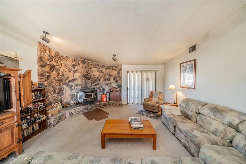 18080 Manitou Road, Apple Valley, California 92307 home-pic-1