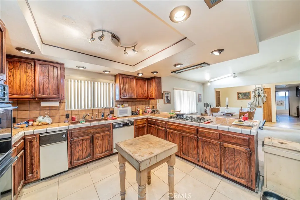 18080 Manitou Road, Apple Valley, California 92307 home-pic-15