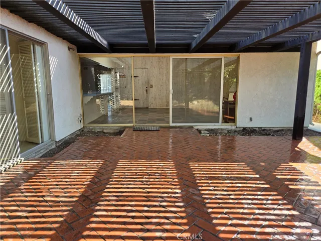 Back patio facing Familyroom