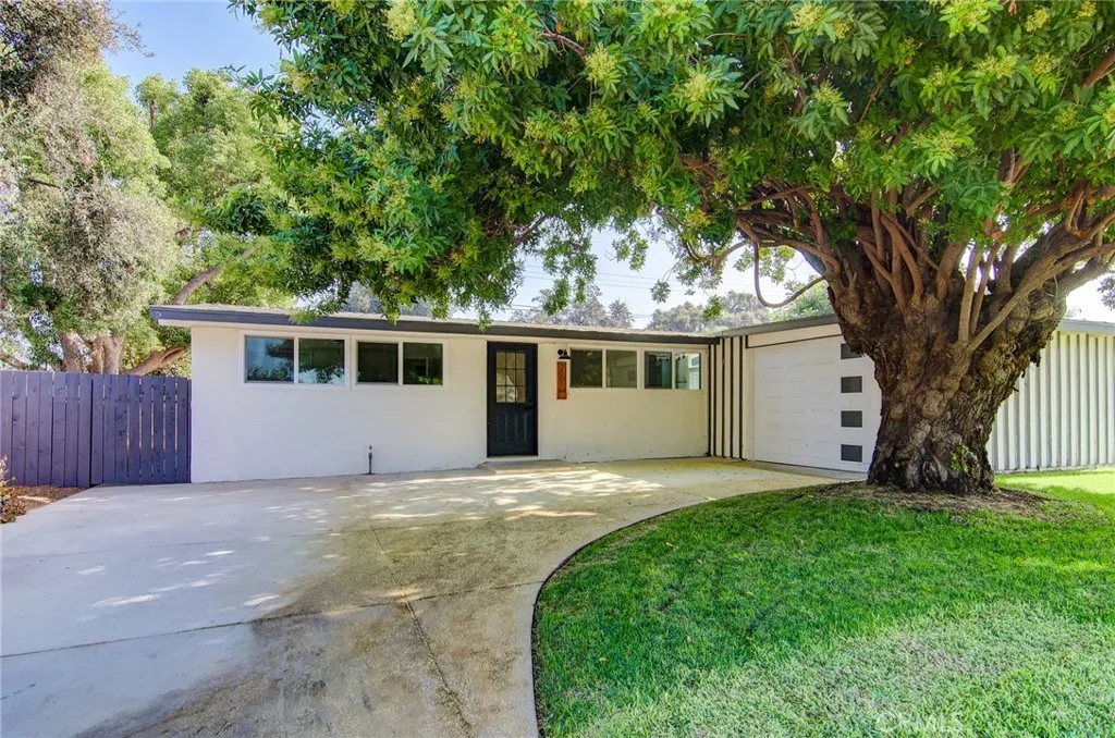 3881 3881 Manchester, Riverside, California 92503 home-pic-0
