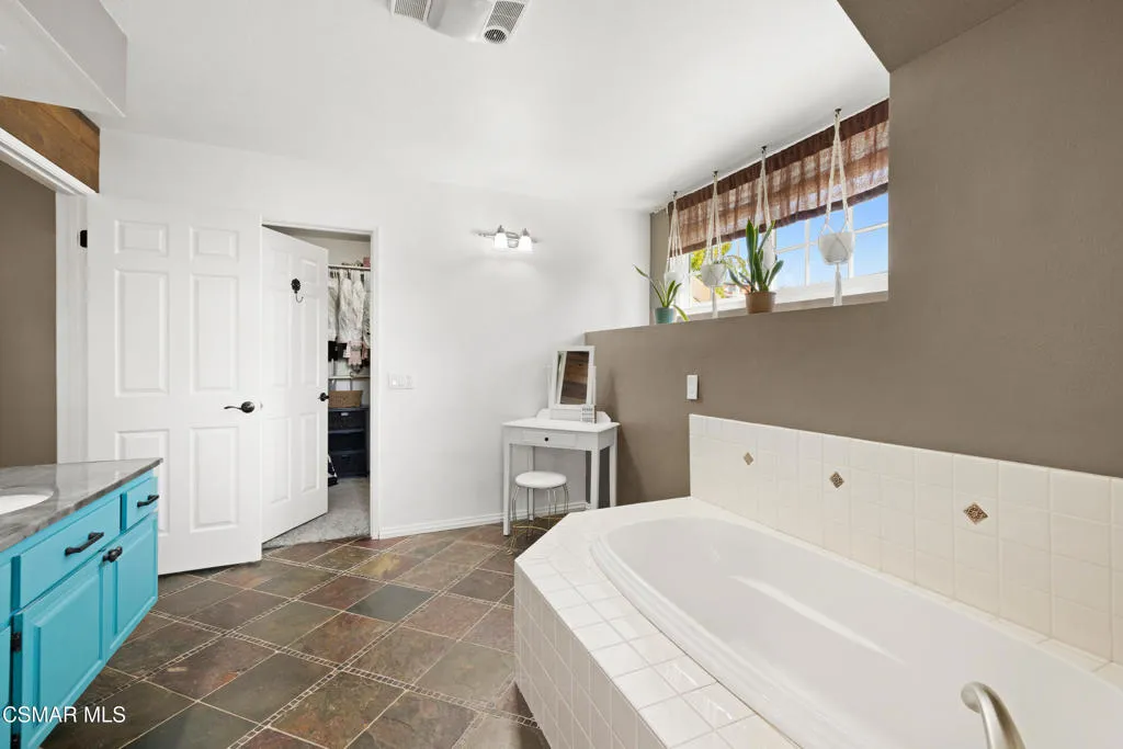 3581 Rachael Avenue, Simi Valley, California 93063 home-pic-19
