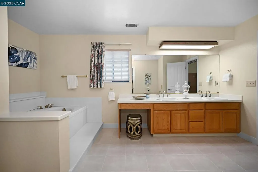 1075 Irwin Court, Concord, California 94518 home-pic-25