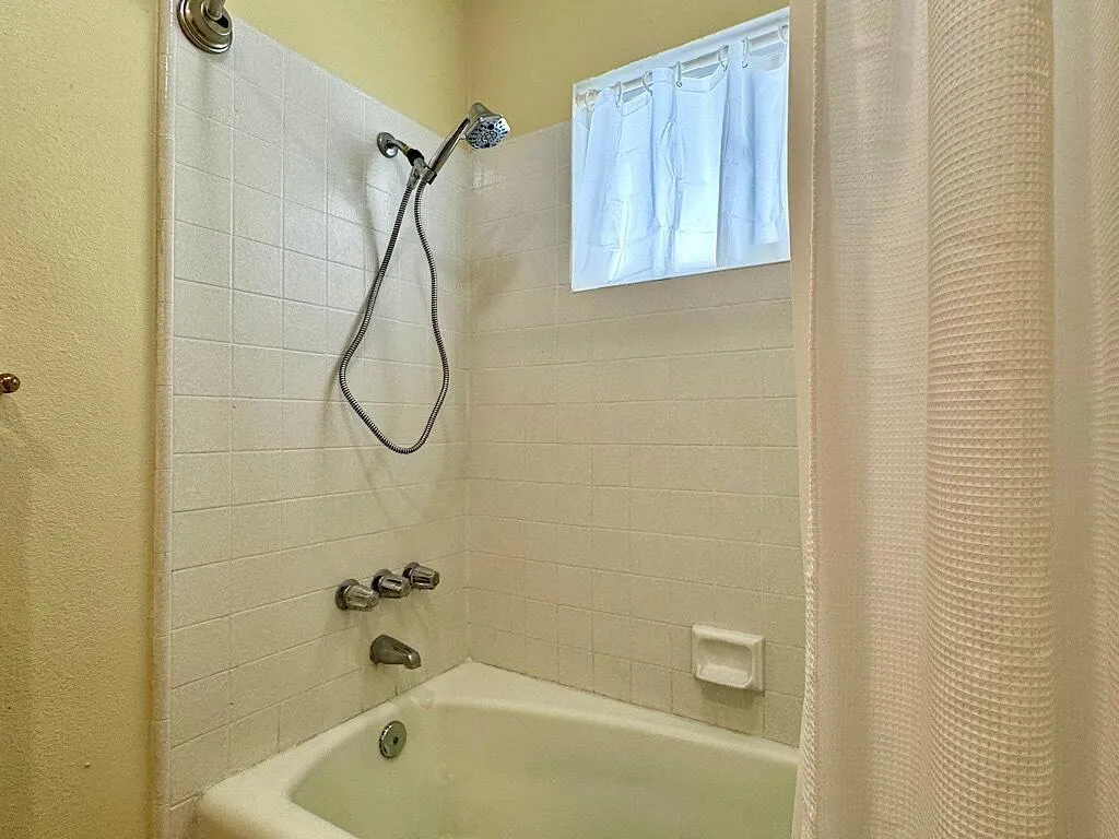 9724 Valencia Drive, Desert Hot Springs, California 92240 home-pic-17