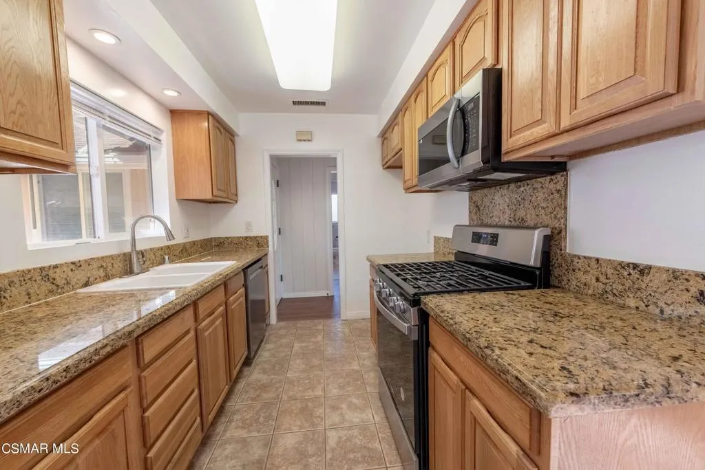22125 Costanso Street, Woodland Hills, California 91364 home-pic-11