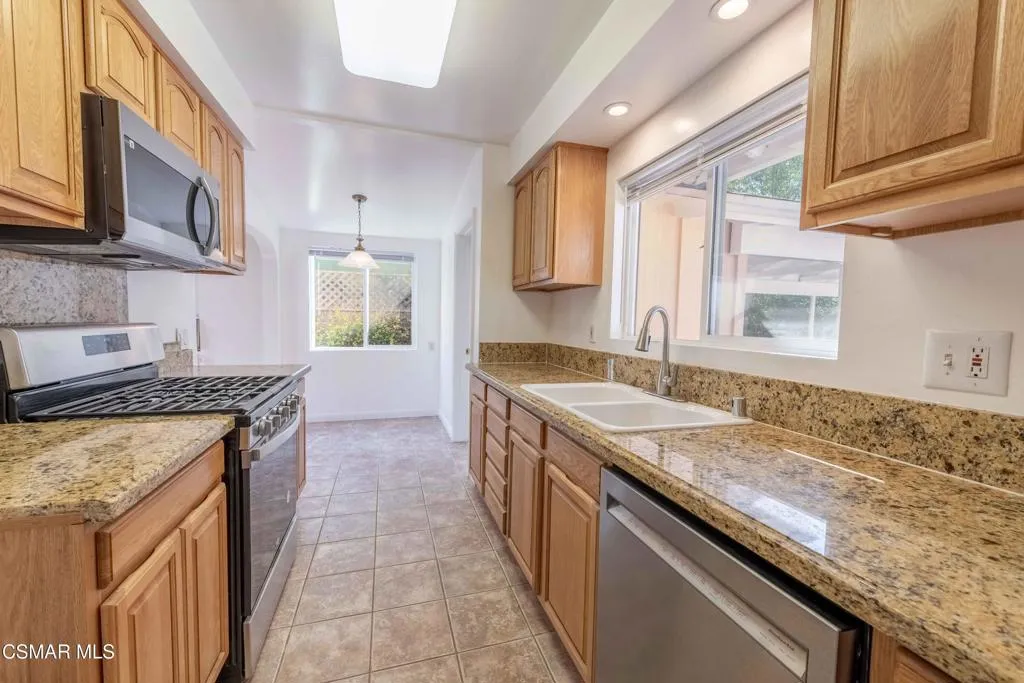 22125 Costanso Street, Woodland Hills, California 91364 home-pic-12