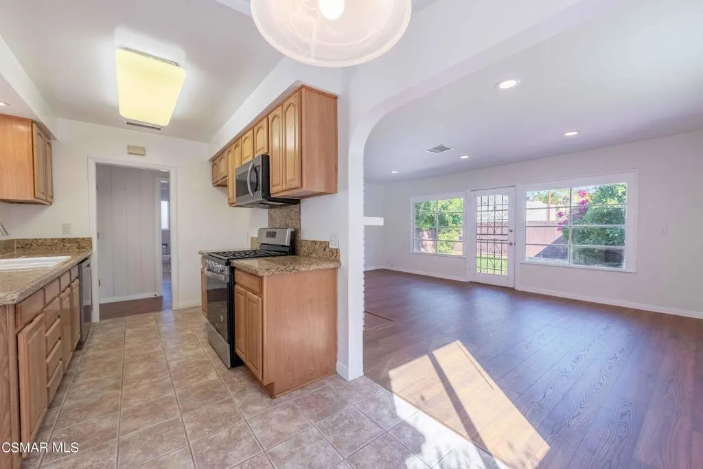 22125 Costanso Street, Woodland Hills, California 91364 home-pic-10