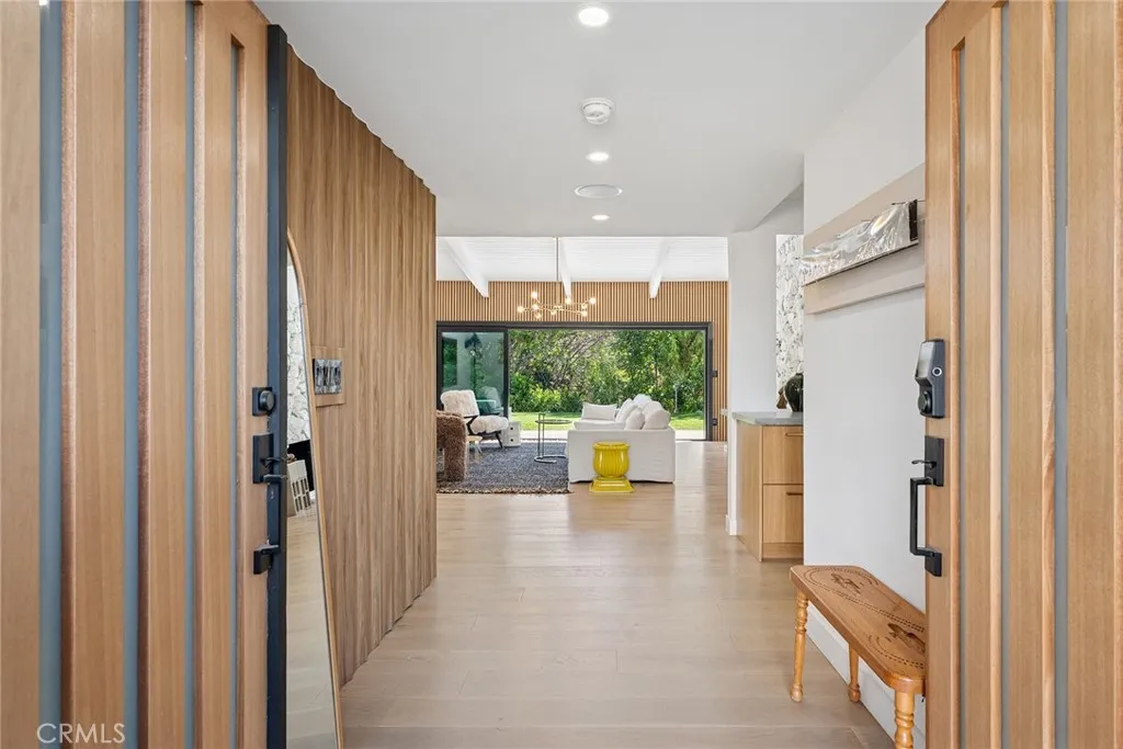 5700 El Canon Avenue, Woodland Hills, California 91367 home-pic-5