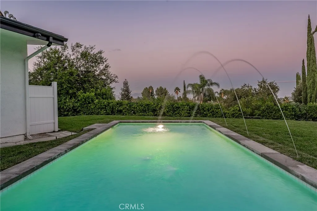 5700 El Canon Avenue, Woodland Hills, California 91367 home-pic-1