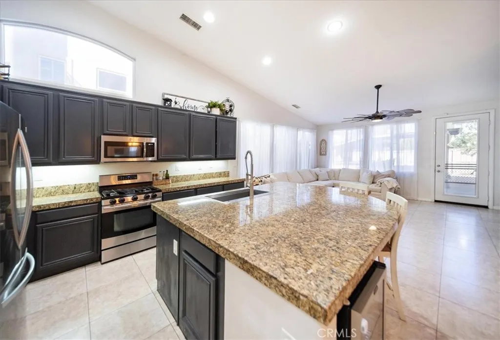 32366 Whispering Willow, Lake Elsinore, California 92532 home-pic-12