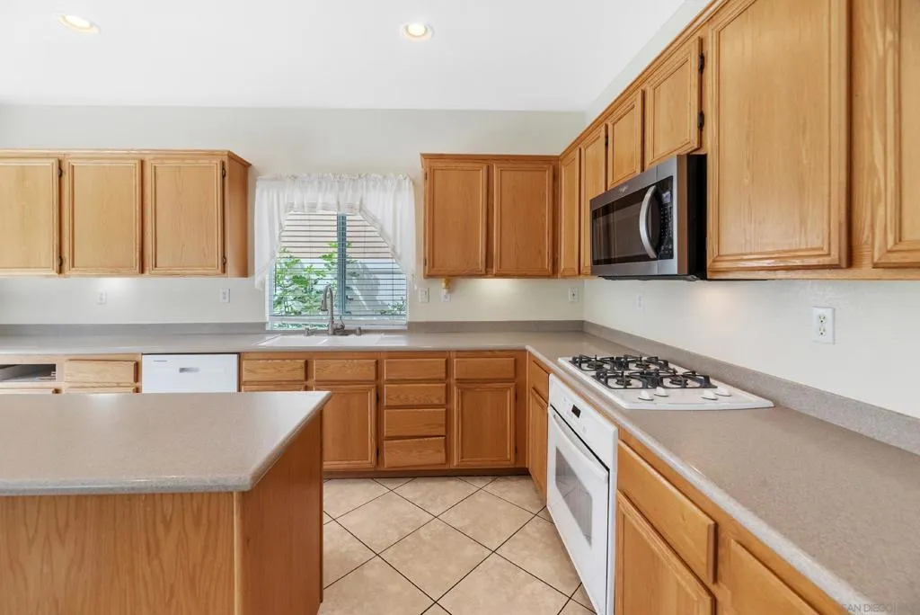 29213 Broken Arrow, Murrieta, California 92563 home-pic-18