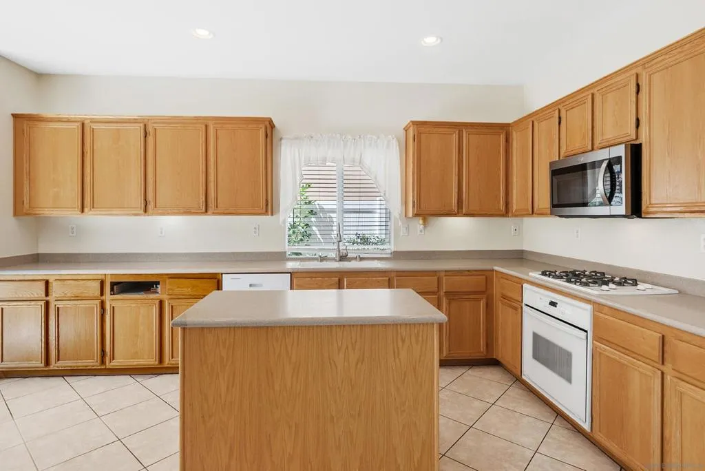 29213 Broken Arrow, Murrieta, California 92563 home-pic-13