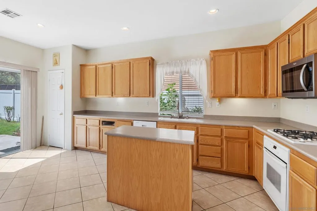 29213 Broken Arrow, Murrieta, California 92563 home-pic-11