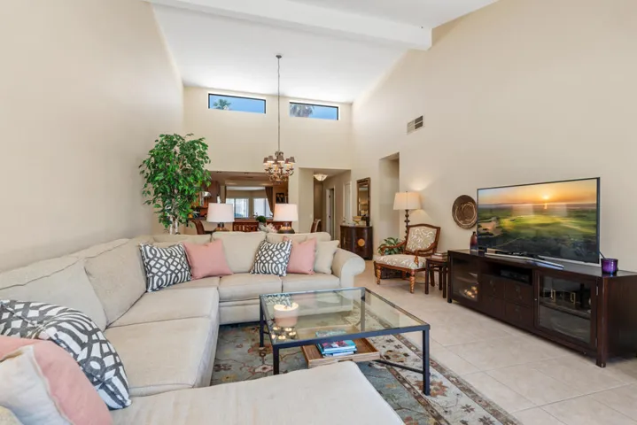 76237 Impatiens - Living Room