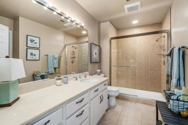 76237 Impatiens - Second Bathroom