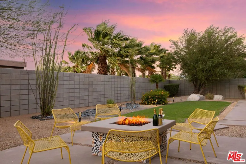 1090 Azure Court, Palm Springs, California 92262 home-pic-55