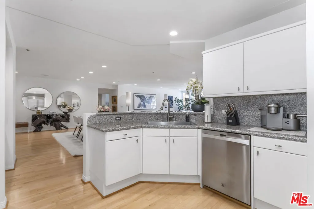 10724 Wilshire Boulevard 1005, Los Angeles, California 90024 home-pic-17