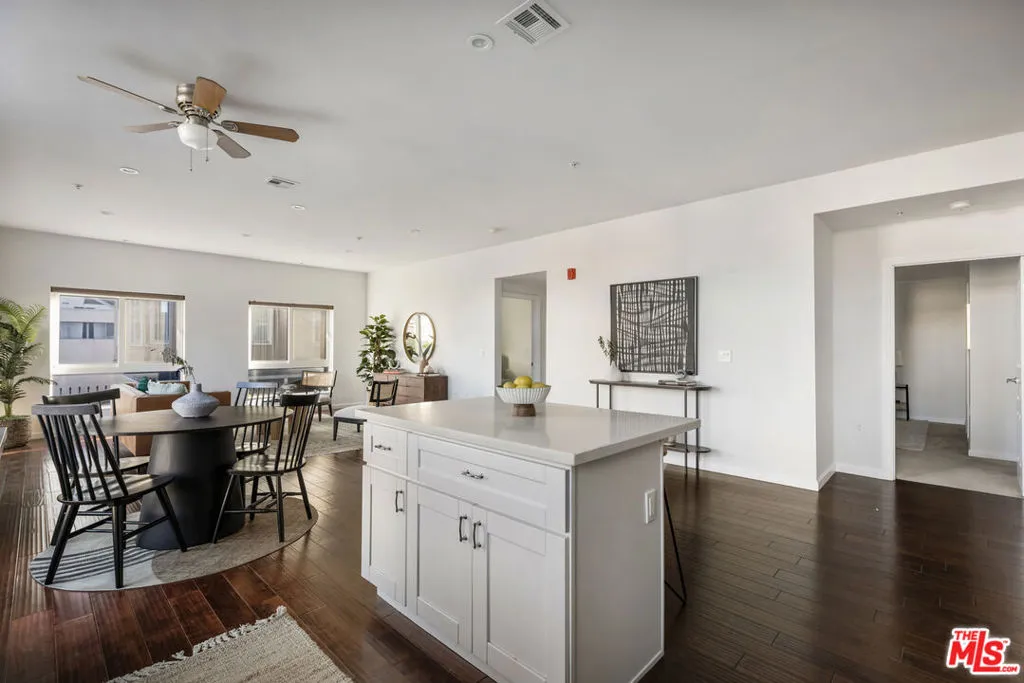 155 S Oxford Avenue 201, Los Angeles, California 90004 home-pic-16