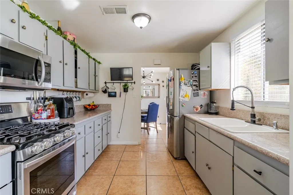 1208 E Avenue R2, Palmdale, California 93550 home-pic-10