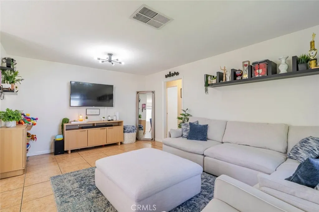 1208 E Avenue R2, Palmdale, California 93550 home-pic-9