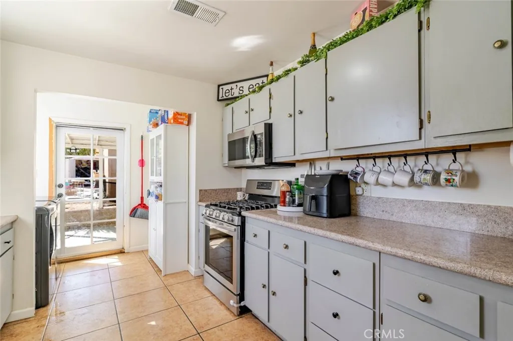 1208 E Avenue R2, Palmdale, California 93550 home-pic-12