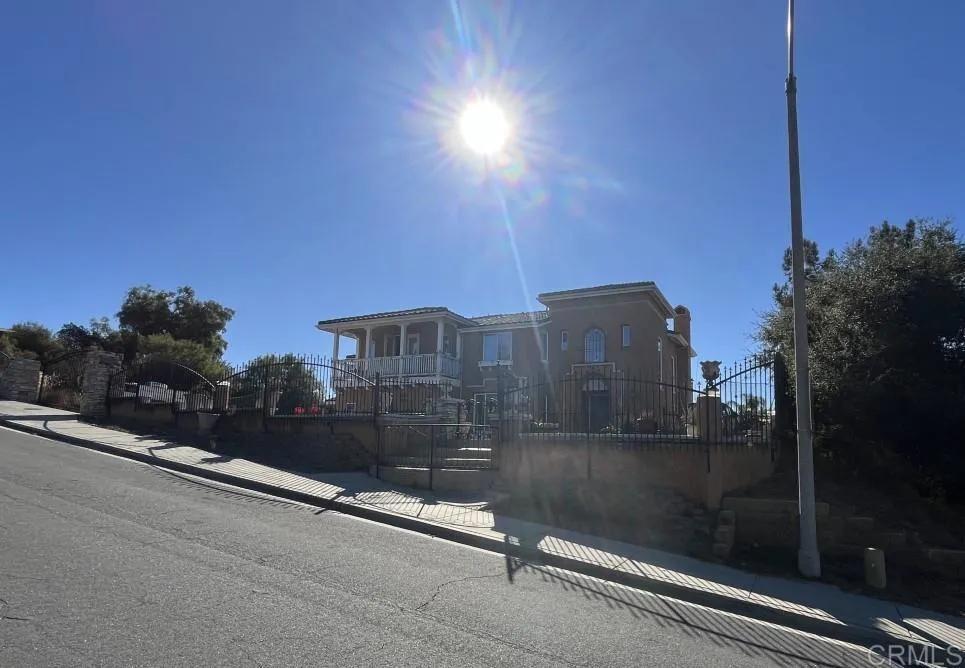 303 Amparo Drive, Escondido, California 92025 home-pic-4