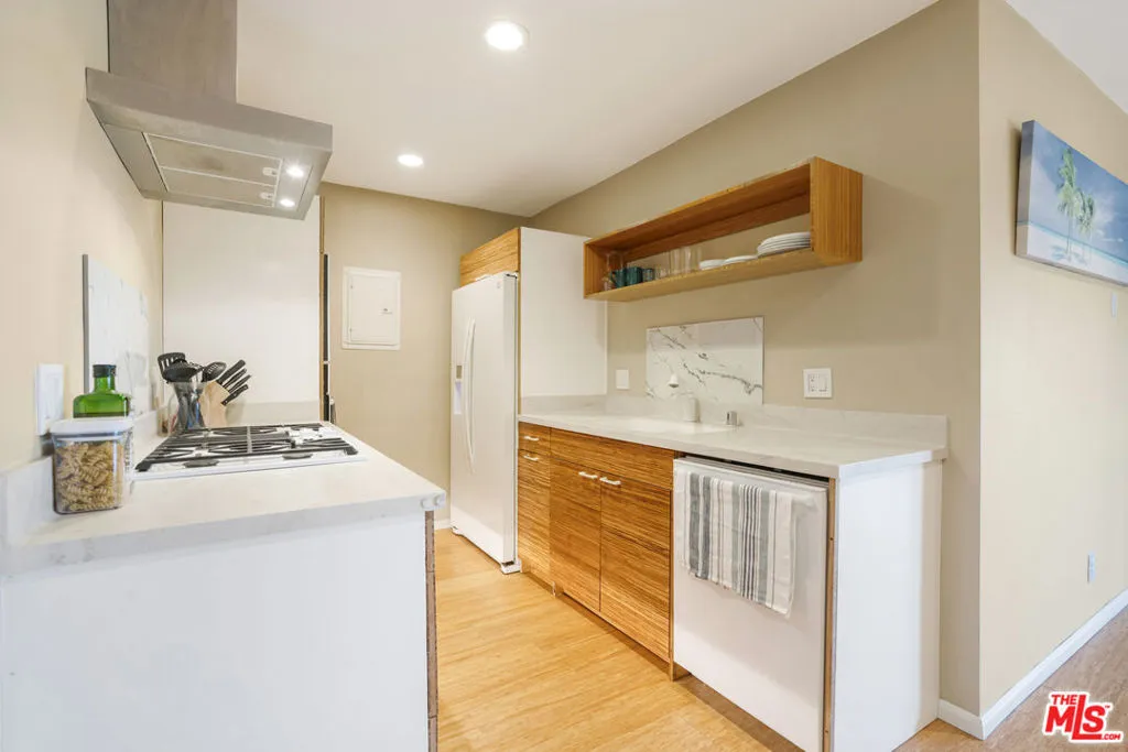 8001 Redlands Street 207, Playa Del Rey, California 90293 home-pic-6