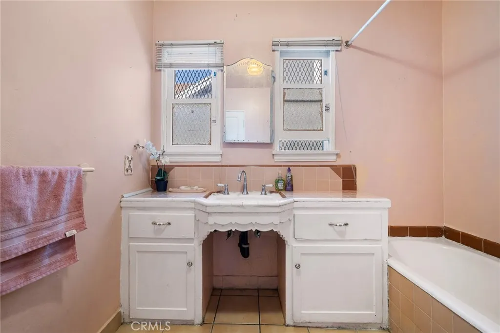 5951 S Van Ness, Los Angeles, California 90047 home-pic-20