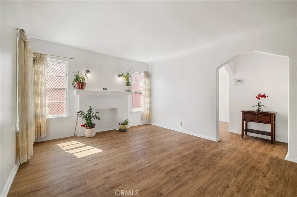 5951 S Van Ness, Los Angeles, California 90047 home-pic-2