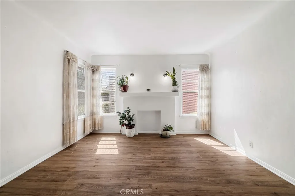 5951 S Van Ness, Los Angeles, California 90047 home-pic-1