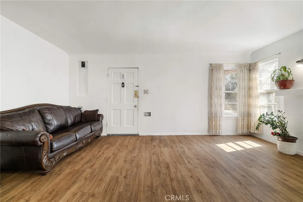 5951 S Van Ness, Los Angeles, California 90047 home-pic-3